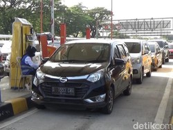 GT Cikatama Padat dan Cerita Pemudik Kehabisan Saldo e-Toll