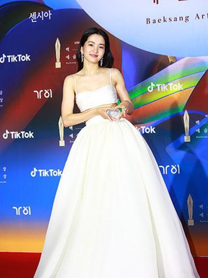 Na Hee Do dari 'Twenty Five Twenty One' atau Kim Tae Ri tampil feminin dengan dress square neck serta statement earrings yang elegan./ Foto: soompi.com