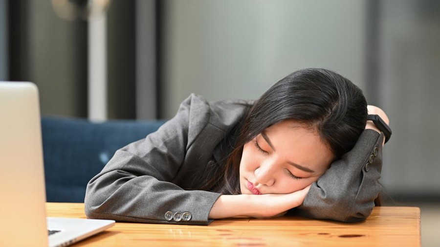 ngantuk Tired businesswoman sleeping on office desk.