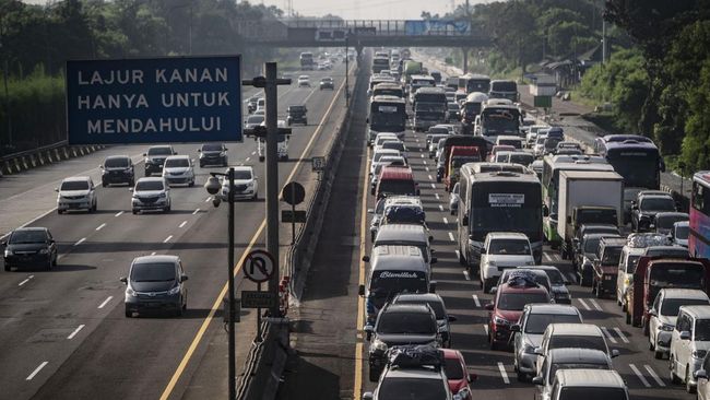 Kepadatan lalu lintas mulai terjadi di Karawang Timur KM 55 hingga KM 52 menuju Jakarta sejak Rabu pagi (11/5).