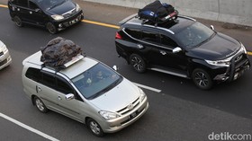 Tol Cikampek Arah Jakarta Padat Merayap Siang Ini