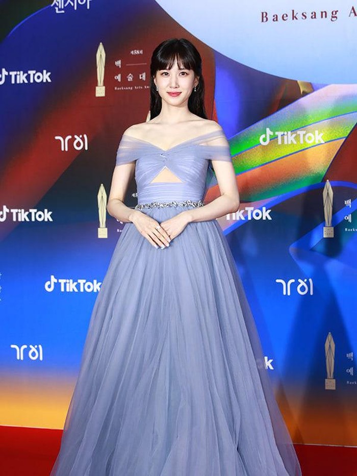 Berbeda dengan penampilan aktris lainnya, Park Eun Bin tampil bak Cinderella dengan gaun biru, dilengkapi dengan aksen off-shoulder yang membuatnya kian terlihat elegan./ Foto: soompi.com