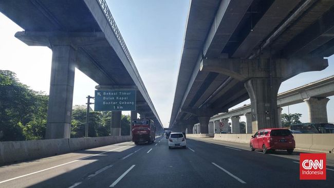 Jasamarga memberlakukan contraflow dari KM 57 hingga KM 47 Jalan Tol Jakarta-Cikampek arah Jakarta mulai Minggu (1/1) pukul 17.12 WIB.