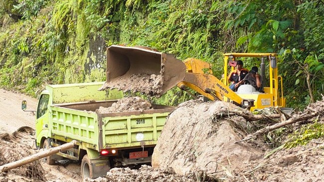 Tanah longsor di Kabupaten Sinjai mengakibatkan akses jalan menuju Kabupaten Gowa terputus.