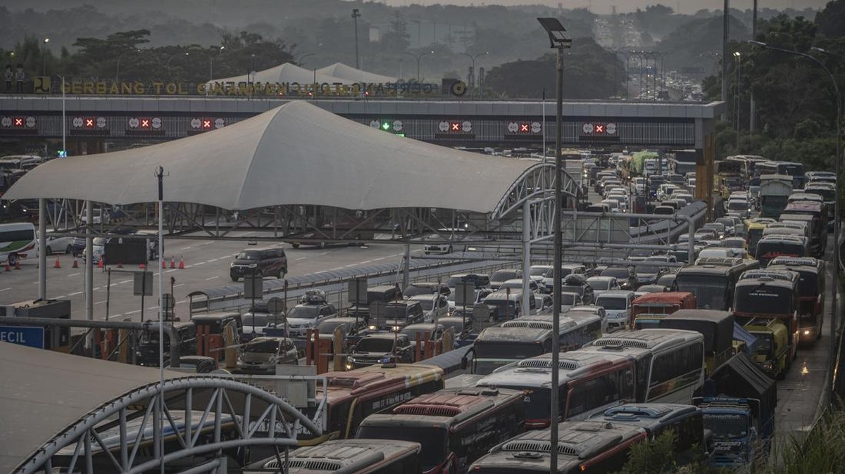 FOTO: Padat Pemudik Merapah Tol Japek Arah Jakarta