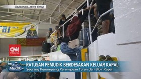 VIDEO: Ratusan Pemudik Berdesakan Keluar Kapal