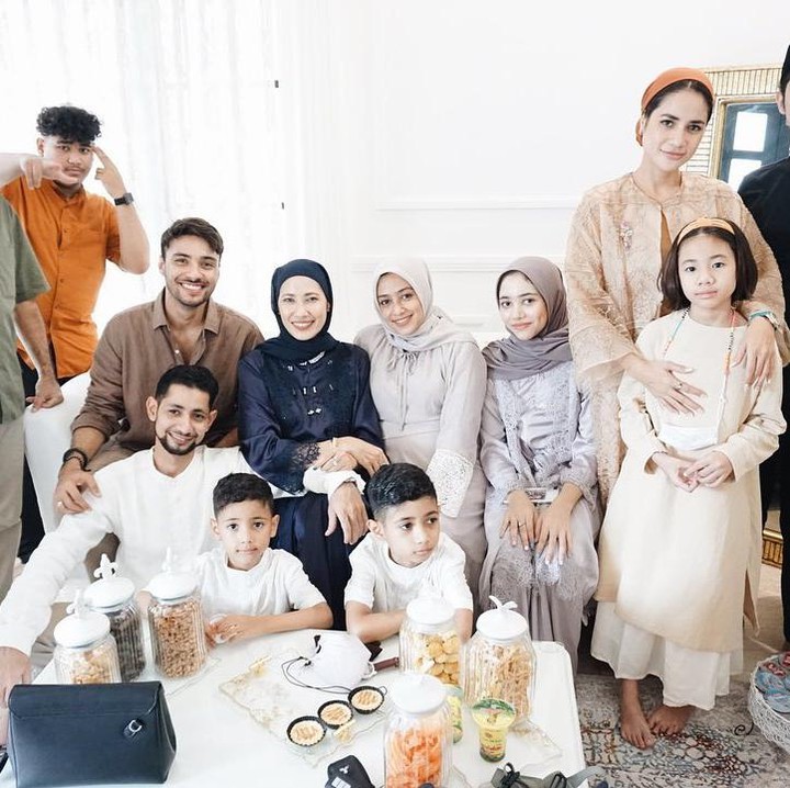<p>Refel Hady menghabiskan waktu Lebarannya dengan keluarga besar nih, Bunda. Dalam unggahannya, Refal Hady mengucapkan <em>Happy Eid Mubarak</em>. (Foto: Instagram @refalhady)</p>