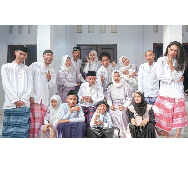<p>Belum lama ini, pemeran Mas Bian dan Tari di serial <em>Wedding Agreement</em>, Refal Hady dan Indah Permatasari, membagikan potret Lebaran bareng keluarga masing-masing. (Foto: Instagram @indahpermatas)</p>