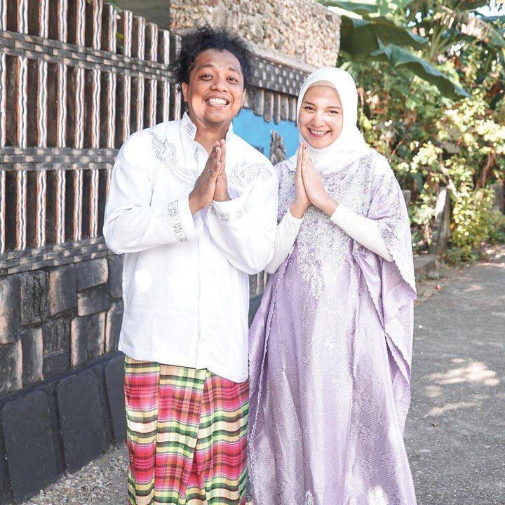 <p>Pemeran Tari di serial <em>Wedding Agreement</em> mengunggah kebersamaannya saat merayakan Lebaran bareng sang suami. Indah tampil cantik dengan baju muslim dan mengenakan hijab, mengingatkan kita dengan sosok Tari. (Foto: Instagram @indahpermatas)</p>