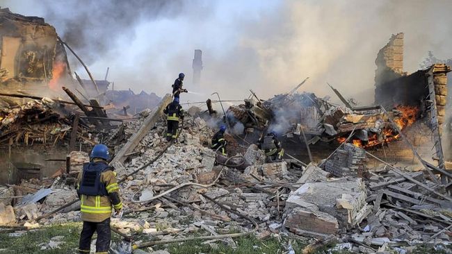 Ukraina Sebut Soveredonetsk-Luhansk 80 Persen Dikuasai Rusia Bagian-bagian yang tersisa dari wilayah Luhansk yang masih di bawah kendali Ukraina berada di bawah pengeboman terus-menerus oleh Rusia.