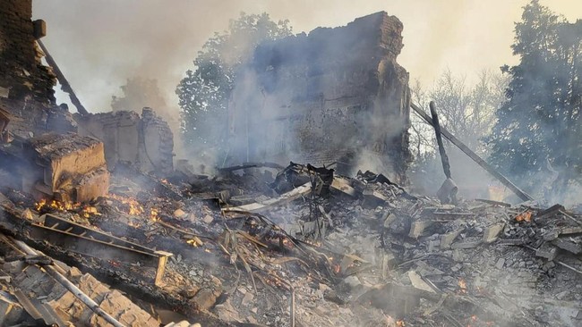 Pusat Komando Udara Ukraina mengatakan pasukan Rusia menembakkan rudal ke fasilitas infrastruktur di wilayah Zhytomyr, Minggu (22/5).