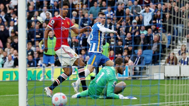 Bek Manchester United Raphael Varane kena semprot David De Gea usai melakukan blunder saat menghadapi Brighton.