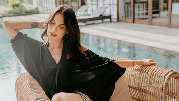 img-title Sophia Latjuba Seksi Pakai Bikini di Pinggir Pantai, Usia Dipertanyakan