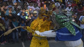 FOTO: Sengit 'Tarung Macan', Ritual Memanggil Hujan ala Meksiko