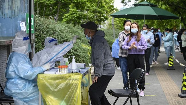 Cegah Horor Seperti di Shanghai, Jutaan Warga Beijing Antre Tes Covid Pengecekan tes Covid hampir menjadi kegiatan rutin harian di Beijing semenjak seluruh warga Shanghai dikurung paksa akibat kenaikan kasus.