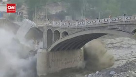 VIDEO: Danau Glasial di Pakistan Meledak Runtuhkan Jembatan