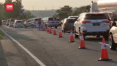 img-title VIDEO: Viral Pemilik Rest Area 424 Semarang Buka Paksa Traffic Cone
