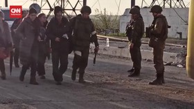 VIDEO: Momen Tentara Rusia Evakuasi Warga Ukraina di Mariupol