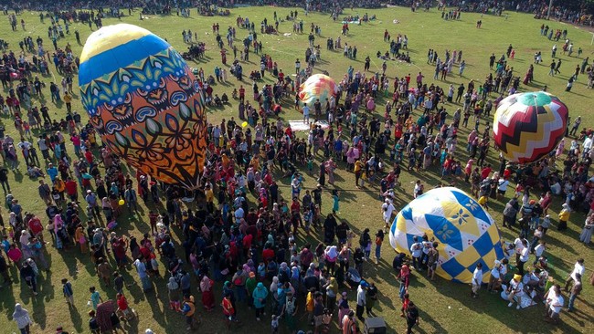 FOTO: Kemeriahan Tradisi Syawalan Balon Udara di Pekalongan