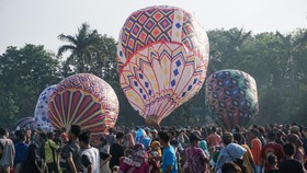 FOTO: Kemeriahan Tradisi Syawalan Balon Udara di Pekalongan