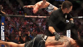 FOTO: Detik-detik Tony Ferguson Pingsan Ditendang KO di UFC 274
