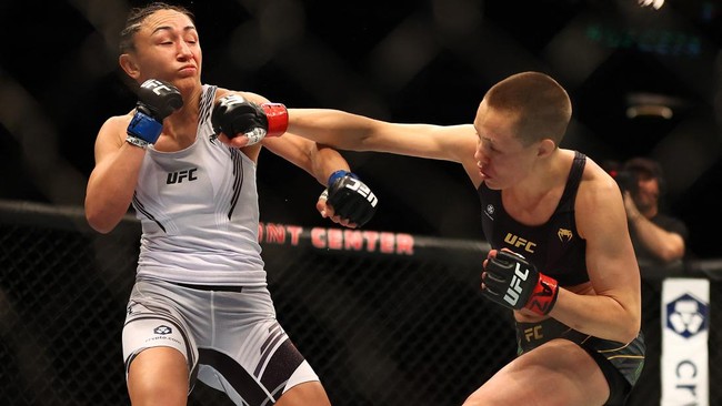 Carla Esparza menjadi juara dunia kelas straw putri UFC setelah mengalahkan Rose Namajunas di Footprint Center.