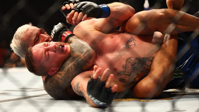 Charles Oliveira menang submission ronde pertama atas Justin Gaethje di UFC 274.