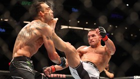 Chandler Tendang KO Ferguson Sampai Pingsan di UFC 274