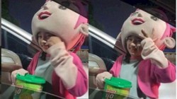Viral Pengamen Badut Cilik Cantik di Lampu Merah, Netizen Heboh Mau Adopsi