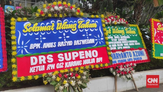 Balai Kota DKI Jakarta dipenuhi karangan bunga ucapan selamat ulang tahun untuk Gubernur DKI Anies Baswedan yang berulang tahun ke-53 pada 7 Mei.