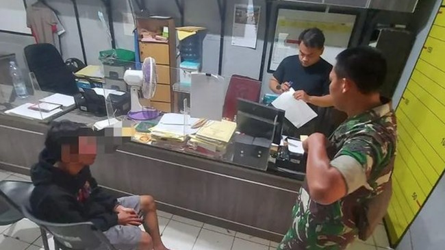 Dua prajurit TNI Batalyon Arhanud 10/ABC diadang oleh pelaku begal yang menggunakan empat sepeda motor di sekitar SMPN 29, Jakarta Selatan