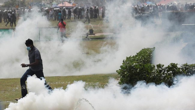 Setidaknya dua orang, termasuk seorang anggota parlemen, tewas di tengah situasi yang kian panas di Sri Lanka akibat krisis berlarut di negara itu.