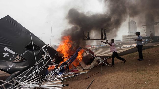 Sri Lanka Makin Kacau, Demonstran Bakar Rumah 38 Pejabat Imbas kerusuhan ini, Kementerian Pertahanan Sri Lanka memerintahkan pasukan mereka menembak siapapun yang tampak merusak properti milik negara.