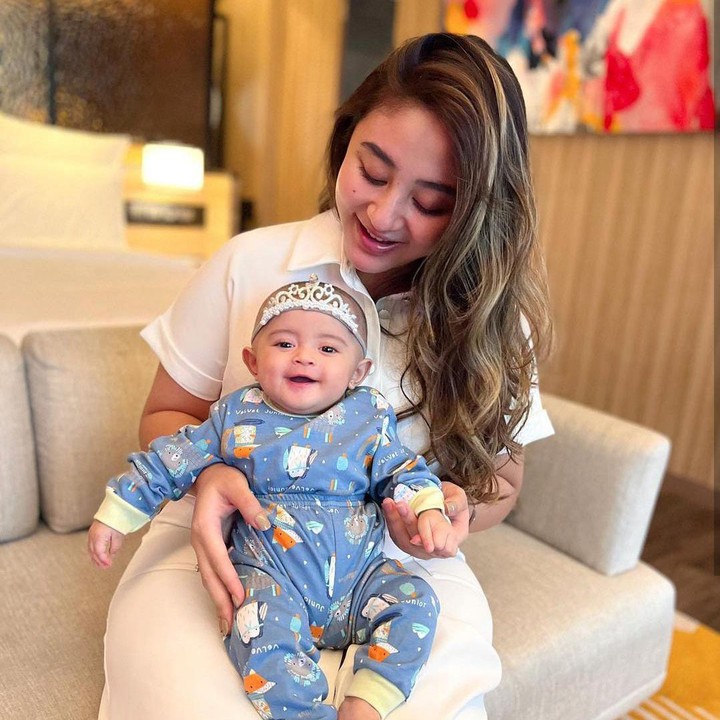 <p>Berfoto bersama sang ibu, dengan mengenakan mahkota, Baby Guzel tentunya tidak kalah cantik, nih Bunda. (Foto: Instagram @Marginw)</p>