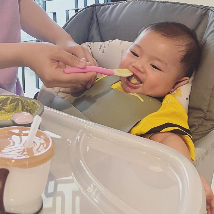 <p>Tak terasa, usia baby Bible pun sudah memasuki 6 bulan. Itu artinya, baby Bible baru memulai MPASI nih, Bunda. <em>"Anak ku udh MPASI aja. Ga berasaaaaaa udh bukan newborn lg gaes,"</em> tulis Felicya sebagai keterangan fotonya. (Foto: dok. Instagram @felicyangelista_)</p>