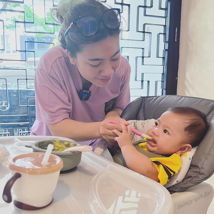 <p>Di salah satu unggahannya, Feli tampak sedang menyuapi baby Bible. Sang bayi pun begitu antusias disuapi makanan. Bahkan sampai menarik tangan sang Bunda. (Foto: dok. Instagram @felicyangelista_)</p>