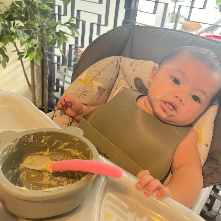 <p>Saking semangatnya memulai MPASI, Bible tampak begitu lahap. "Puji Tuhan @babybible911 mau makan masakan mamoy. Lahap banget smpe narik2 tangan mamoy," tulis Felicya lagi. (Foto: dok. Instagram @felicyangelista_)</p>