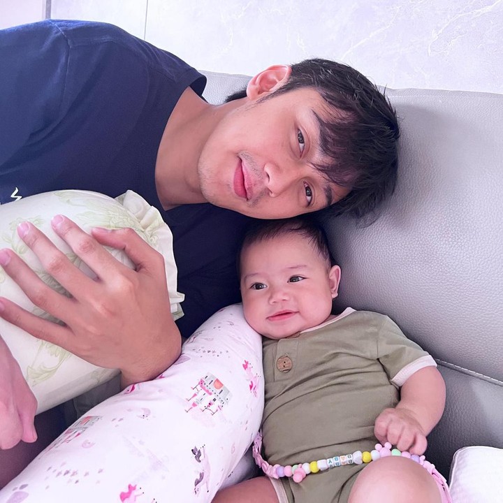 <p>Meski baru berusia 6 bulan, baby Bible sudah dibuatkan akun Instagram pribadi dengan followers 228 ribu. <em>"Papoy’s shoulder @hitocaesar will always be my fav,</em>" tulis keterangan foto tersebut. (Foto: dok. Instagram @felicyangelista_)</p>
