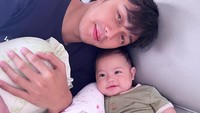 <p>Meski baru berusia 6 bulan, baby Bible sudah dibuatkan akun Instagram pribadi dengan followers 228 ribu. <em>"Papoy’s shoulder @hitocaesar will always be my fav,</em>" tulis keterangan foto tersebut. (Foto: dok. Instagram @felicyangelista_)</p>