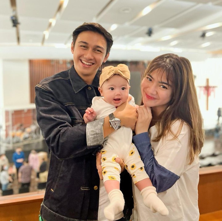 <p>Selain di Instagram, Felicya dan Hito juga memperlihatkan kesehariannya bersama baby Bible melalui Youtube Channel mereka. Feli dan Hito pun begitu kompak mengasuh Si Kecil. (Foto: dok. Instagram @felicyangelista_)</p>