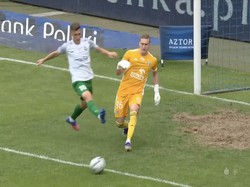Video Blunder Fatal: Kiper Terima Backpass lalu Oper ke... Lawan!