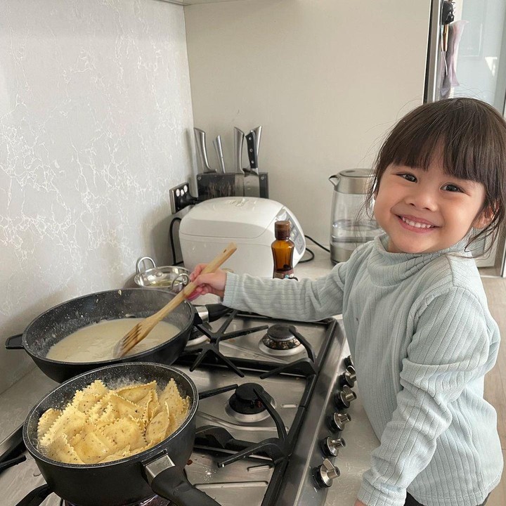 <p>Enggak cuma pandai berbahasa Inggris, ia juga gemar memasak. Brie kerap menemani Acha ketika sedang menyiapkan hidangan. (Foto: Instagram @septriasaacha)</p>