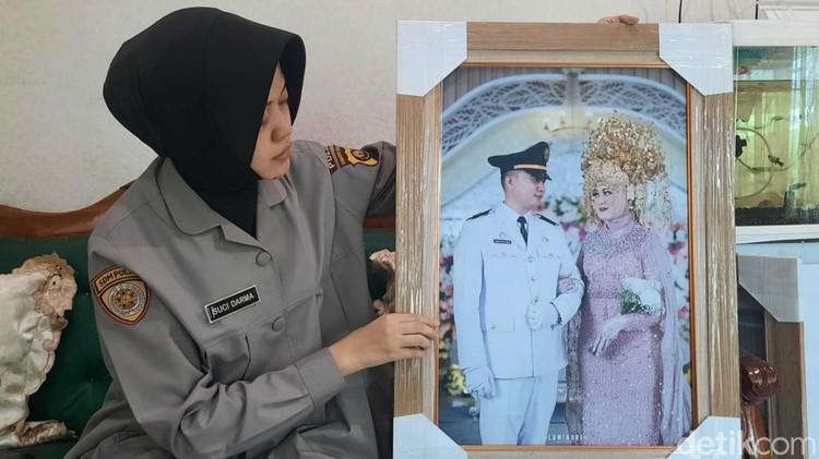 Briptu Suci Darma memperlihatkan foto pernikahan dengan DK