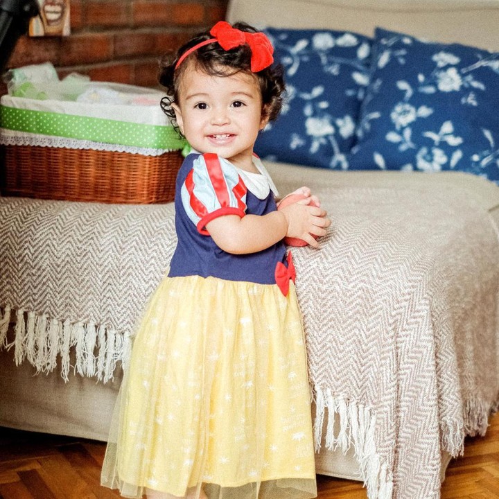 <p>Di usianya yang hampir 2 tahun ini, Cara Rose juga semakin pandai berpose di depan kamera. "<em>Happy Halloween</em> (emoji hati) <em>trick or treating-</em>nya tahun depan aja ya Cara Rose," tulis Rianti sebagai keterangan fotonya. (Foto: dok. Instagram @riantic)</p>