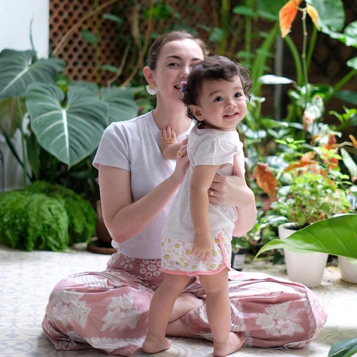 <p>Tak jarang, Rianti juga menceritakan perkembangan Cara Rose di usianya yang hampir 2 tahun ini. Termasuk saat Cara Rose mulai belajar berjalan, MPASI pertama, ulang tahun, dan lain-lainnya. <em>"Baby girl,"</em> tulisnya sebagai keterangan foto. (Foto: dok. Instagram @riantic)</p>
