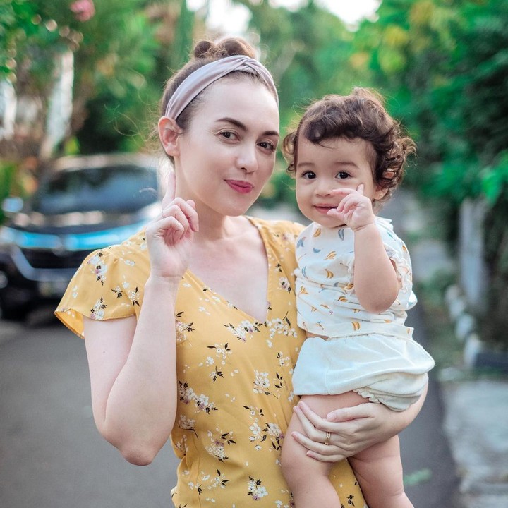 <p>Tingkah laku Cara Rose juga begitu menggemaskan, Bunda. Tak jarang pula, netizen ramai berkomentar melihat ulah Cara Rose. <em>"You’re my end and my new beginning,"</em> tulis Rianti sebagai keterangan fotonya. (Foto: dok. Instagram @riantic)</p>