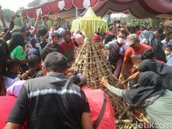 Meriahnya Festival Kupat Lepet di Pantai Kartini Jepara