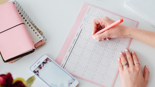Total ada 24 hari libur yang ditetapkan pemerintah untuk tahun 2023, di mana kamu bisa memperoleh 6 long weekend selama tahun depan. 