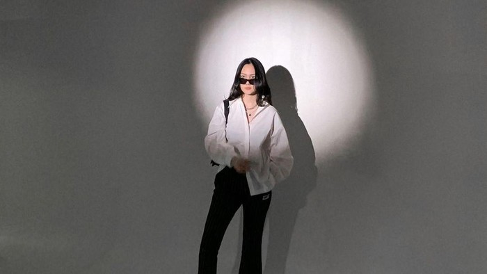Inspirasi Gaya Formal yang Edgy ala Bella Clarisa! Cocok untuk Tampil Stylish ke Kantor Inspirasi Gaya Formal yang Edgy ala Bella Clarisa! Cocok untuk Tampil Stylish ke Kantor