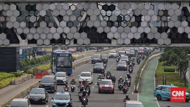 Warga Jakarta dan mereka yang mencari nafkah di wilayah metropolitan merespons rencana pembatasan usia kendaraan. Seperti apa tanggapan mereka?